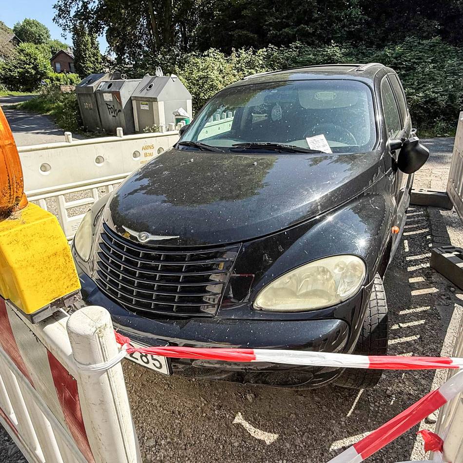 Rätsel um verlassenen Wagen: Der Fahrer dieses Autos in Grevenbroich hat ein Problem