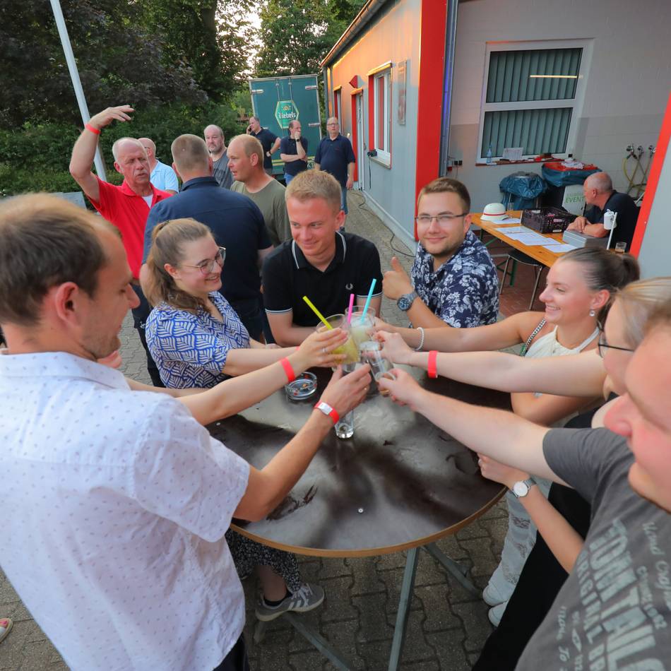 Blaulichtparty in Menzelen: Fröhlicher Sommerabend mit der Feuerwehr