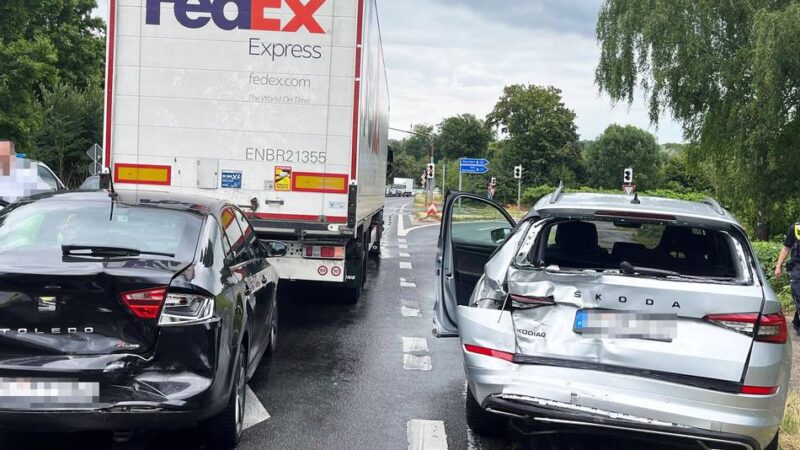 Am Hildener Kreuz: Erkratherin bei Auffahrunfall eines Lkws schwer verletzt