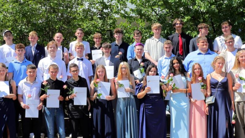 „Seid mutig auf eurem weiteren Lebensweg“: Emotionale Entlassfeier an der Sekundarschule Alpen