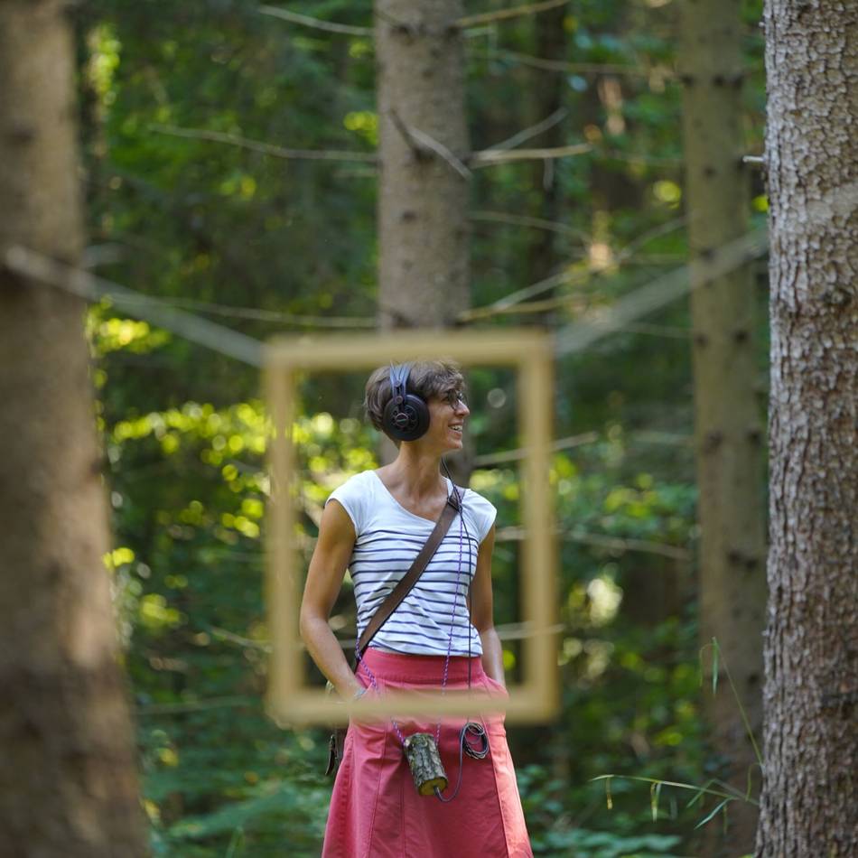 Die 12. neaderland BIENNALE verbindet Sommer mit Theater: Pandora Pop gibt dem Wald eine Stimme
