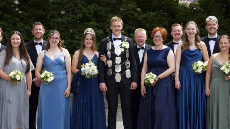 König Lasse Manten präsentiert den Thron: Lüttingen feiert die Nummer 1