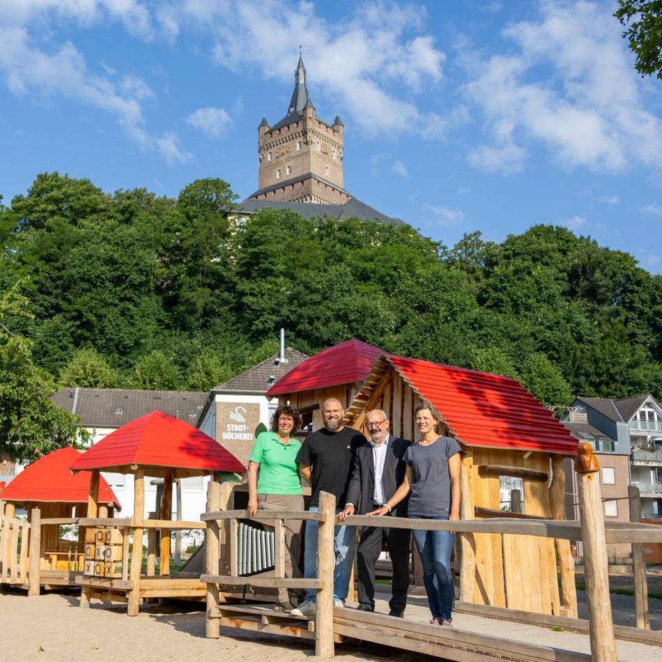 Barrierearm und schattig: Spielspaß an der Stadthalle – Neuer Spielplatz in Kleve eröffnet