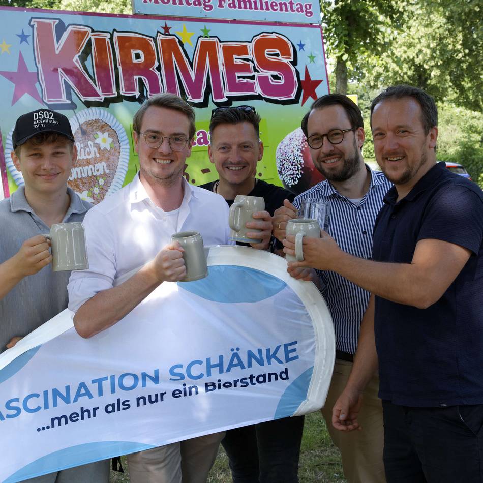 Wettbewerb auf der Kirmes: Xantens erster Stadtmeister im Bierkrugschubsen wird gesucht
