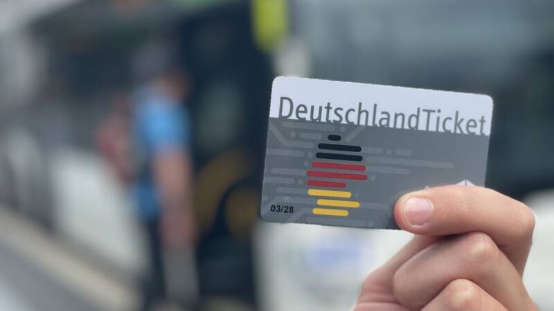 Kosten für die Stadt steigen: Meerbusch verlängert vergünstigtes Deutschlandticket für Schüler