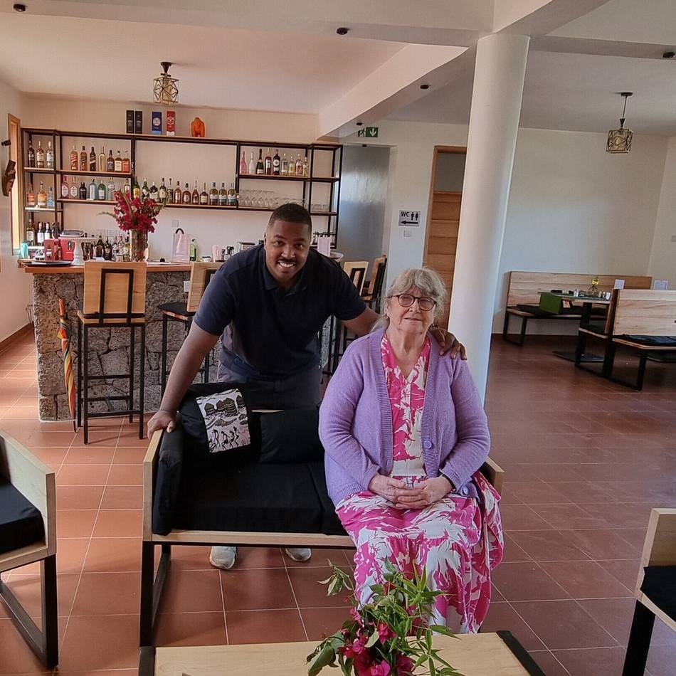 Oma und Enkel starten durch: Neusser eröffnen Hotel in Uganda