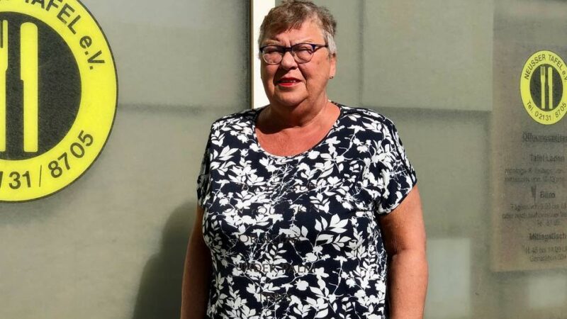 Soziales Angebot in Neuss: Tafel feiert Wiedereröffnung der Kleiderkammer
