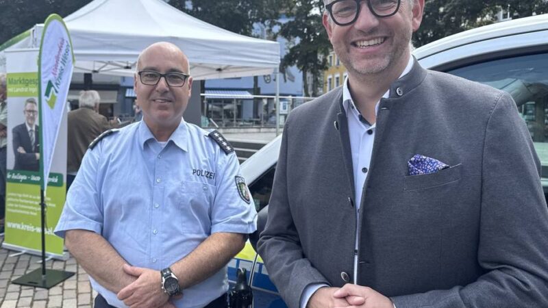 Neuer Leiter für Polizei-Bezirksdienst West: Ein Marktgespräch mit einem Dienstantritt in Xanten