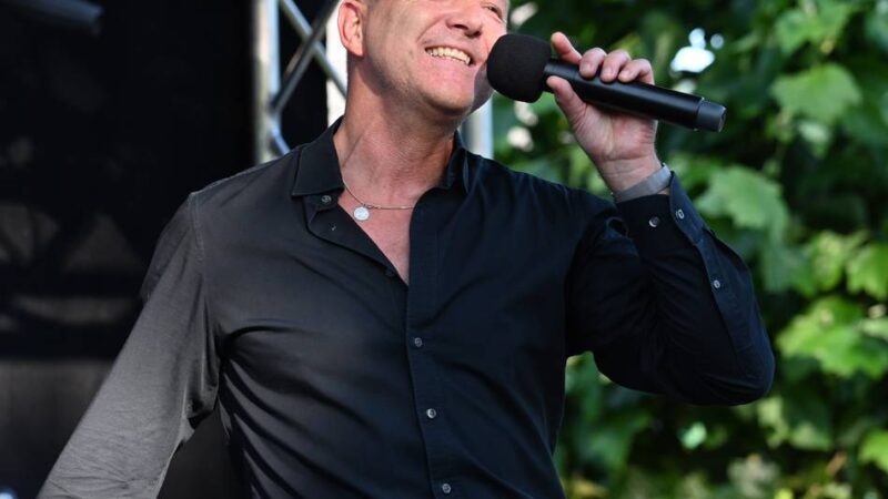 Open-Air in Korschenbroich: Kult-Schlager mit Alex Bender in der Landwirtschaft
