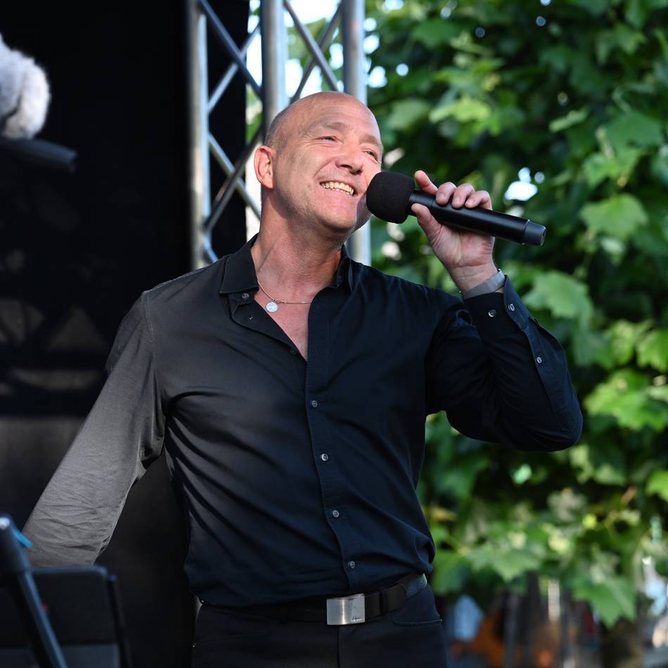 Open-Air in Korschenbroich: Kult-Schlager mit Alex Bender in der Landwirtschaft
