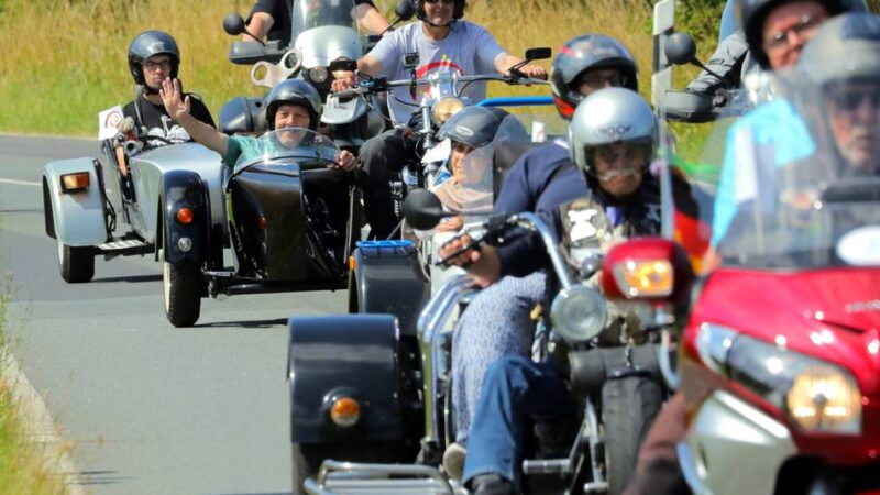 Größte inklusive Motorradtour: Jubelstimmung am Straßenrand beim Jumbo Run