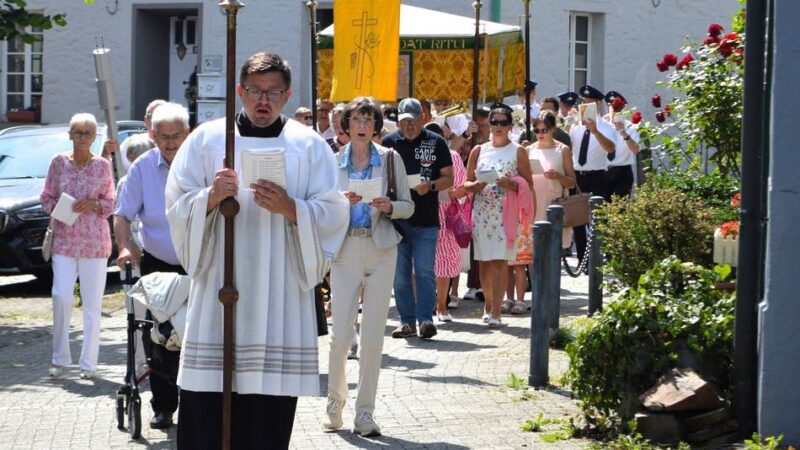 Katholische Kirchengemeinde St. Mariä Himmelfahrt Hückeswagen: Fronleichnamsprozession nimmt ungewohnten Weg