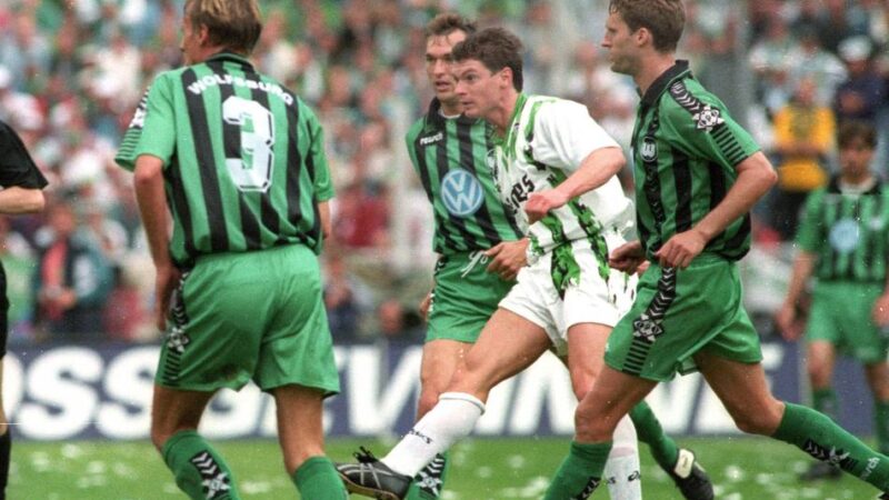 Für das Vereinsmuseum: Ex-Schiedsrichter vermacht Borussia besonderen Spielball