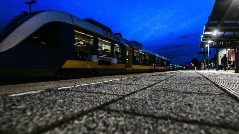 Interessengemeinschaft RE10 will mehr Druck: Probleme beim Niersexpress – Pendler befürchten auch Folgen für Parookaville und San Hejmo