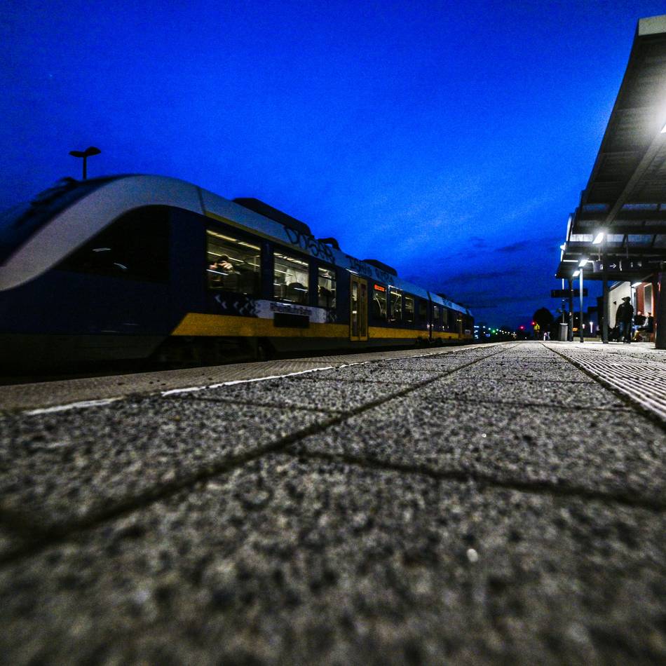 Interessengemeinschaft RE10 will mehr Druck: Probleme beim Niersexpress – Pendler befürchten auch Folgen für Parookaville und San Hejmo