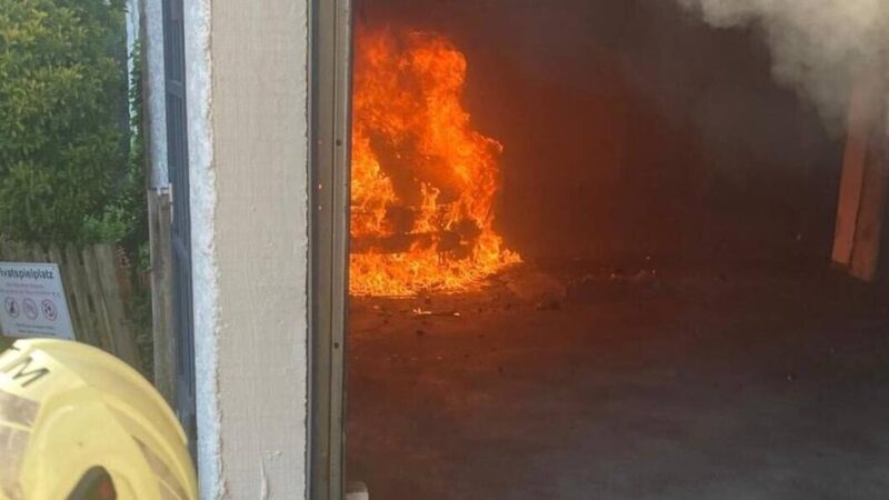 Einsatz in Mettmann: Feuerwehr löscht Brand in Sammelgarage