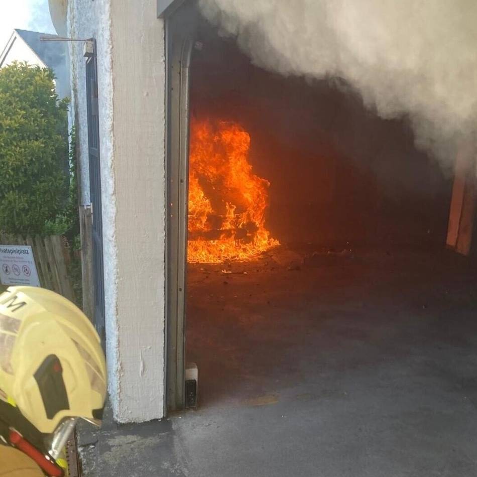 Einsatz in Mettmann: Feuerwehr löscht Brand in Sammelgarage