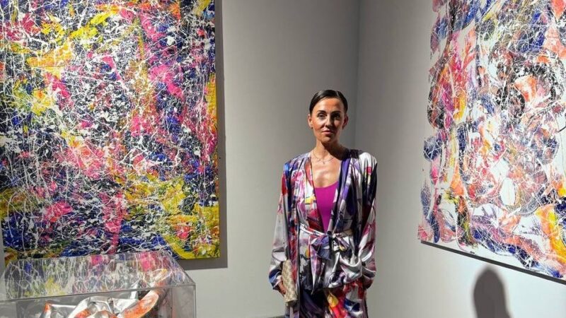 Ausstellung in Meerbusch: Leuchtende Kunstwerke mit passender Kleidung