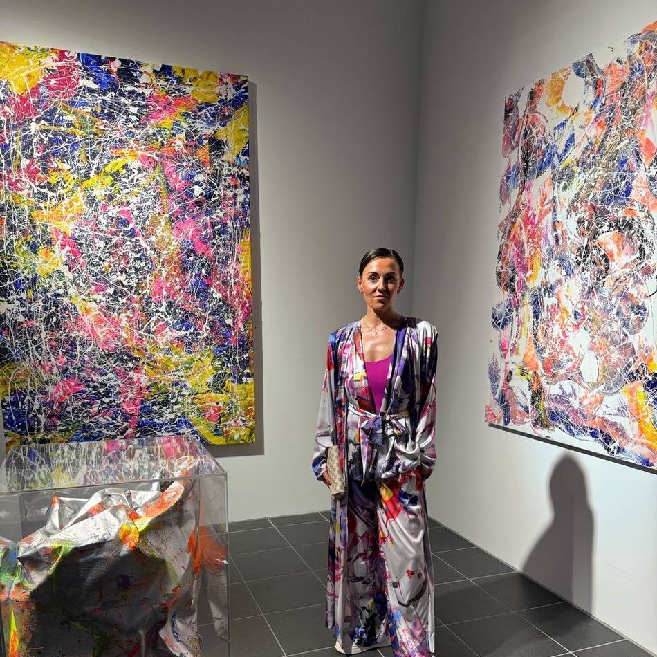 Ausstellung in Meerbusch: Leuchtende Kunstwerke mit passender Kleidung