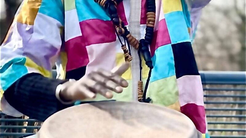 „Korschenbroich liest“ in Boltens Landwirtschaft: Deutsch-afrikanische Geschichten, Musik und Fingerfood