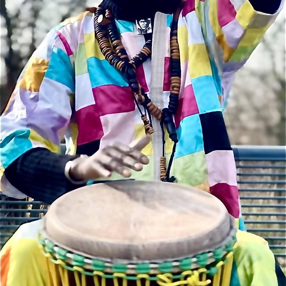„Korschenbroich liest“ in Boltens Landwirtschaft: Deutsch-afrikanische Geschichten, Musik und Fingerfood
