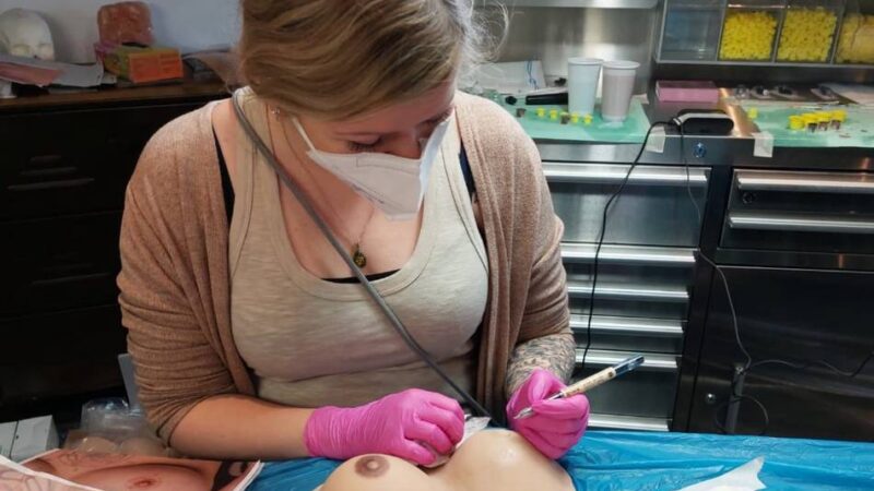 Künstlerin aus Grevenbroich: Tätowiererin rekonstruiert Brustwarzen nach Krebsdiagnose