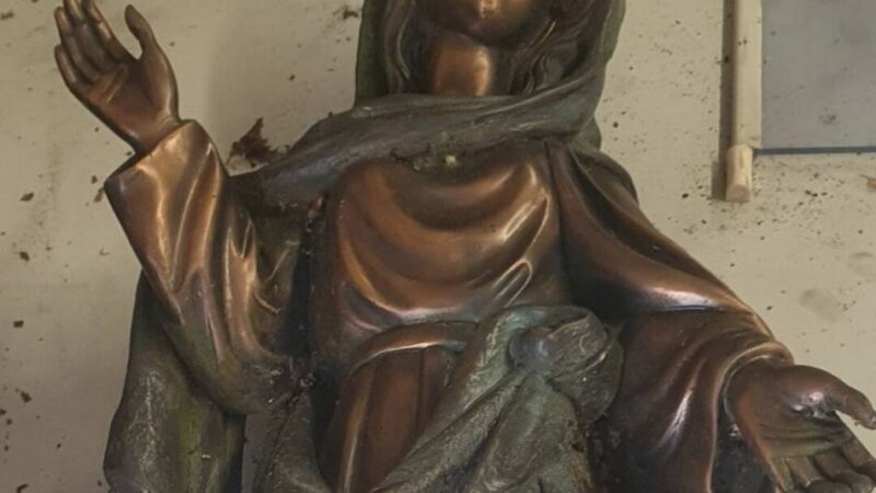 Ermittlungen in Grevenbroich: Diebe hinterlassen Mutter Gottes auf Flucht vor Polizei – wem gehört diese Figur?