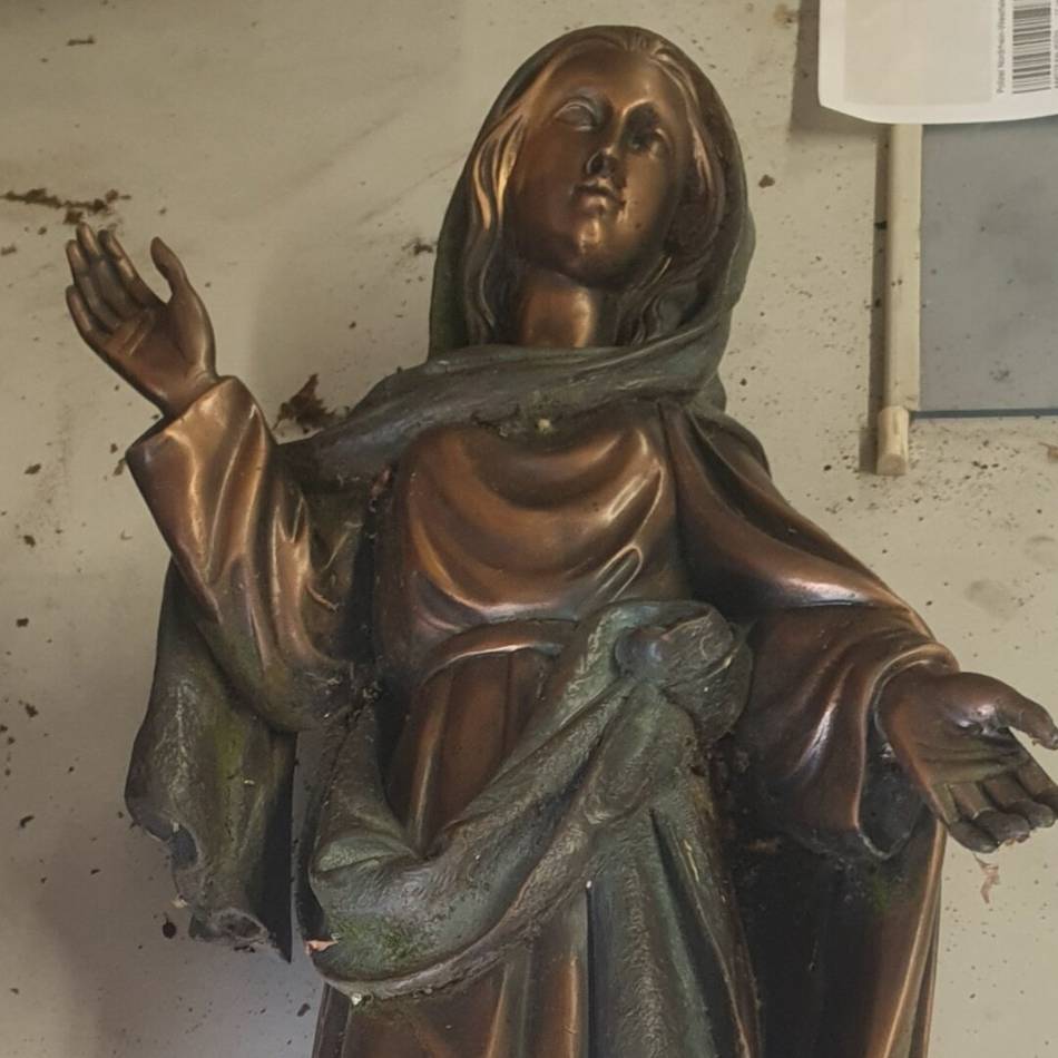 Ermittlungen in Grevenbroich: Diebe hinterlassen Mutter Gottes auf Flucht vor Polizei – wem gehört diese Figur?
