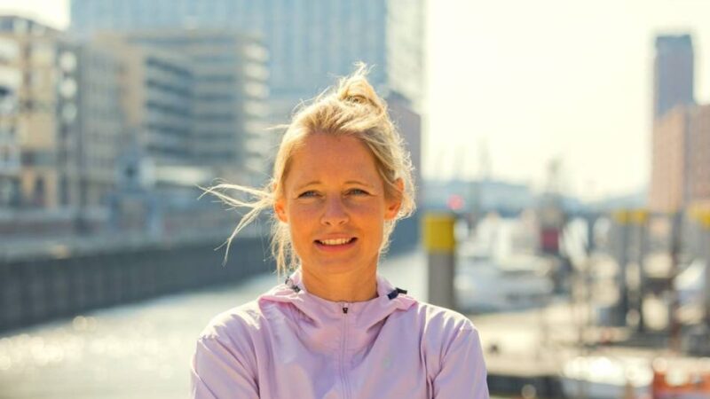 In 9:43 Stunden durch Hamburg: Carina Hubbert schnappt sich bei der Ironman-EM Bronze