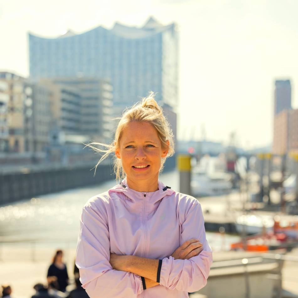 In 9:43 Stunden durch Hamburg: Carina Hubbert schnappt sich bei der Ironman-EM Bronze