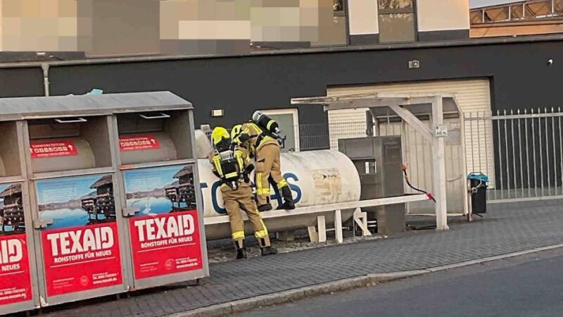 Feuerwehr mit 15 Mann im Einsatz: Gasaustritt an Tankstelle in Alpen