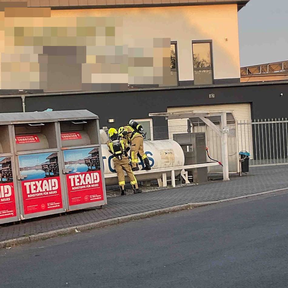 Feuerwehr mit 15 Mann im Einsatz: Gasaustritt an Tankstelle in Alpen