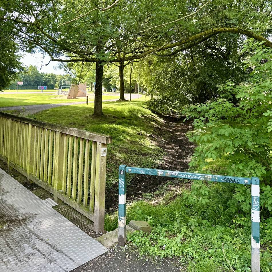 Überquerung ist in die Jahre gekommen: Holzbrücke am Schulcampus in Geldern wird abgerissen