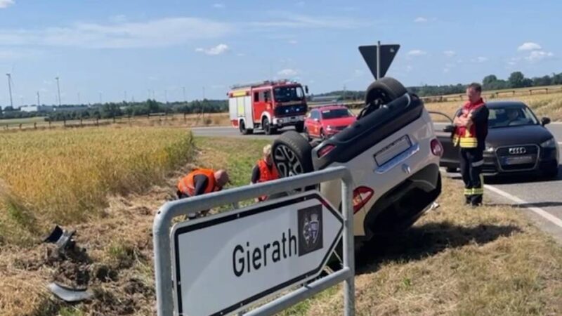 Einsatz in Jüchen: Auto landet bei Unfall auf L116 nahe Gierath auf dem Dach