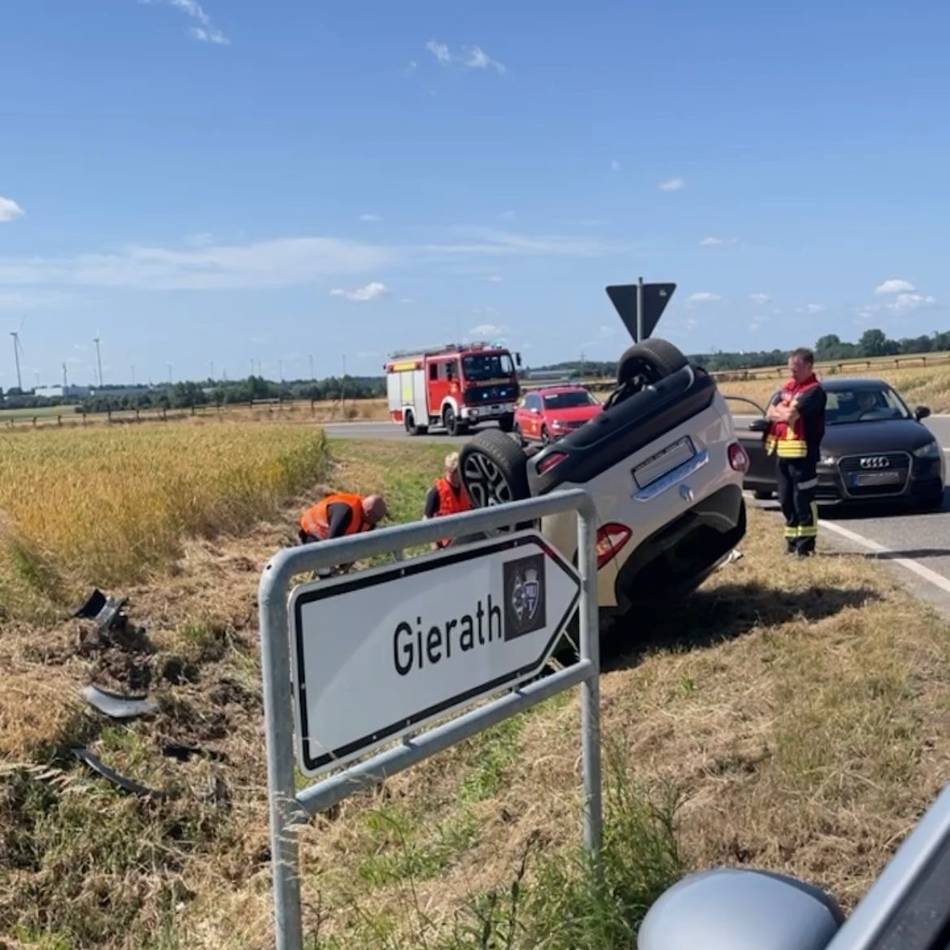 Einsatz in Jüchen: Auto landet bei Unfall auf L116 nahe Gierath auf dem Dach