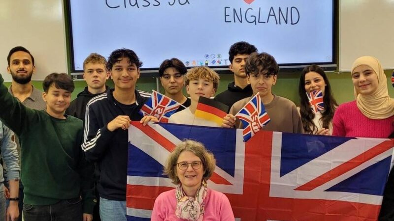 Quirinus-Gymnasium bekommt Post aus Buckingham Palace: Englands König dankt für Glückwunsch aus Neuss