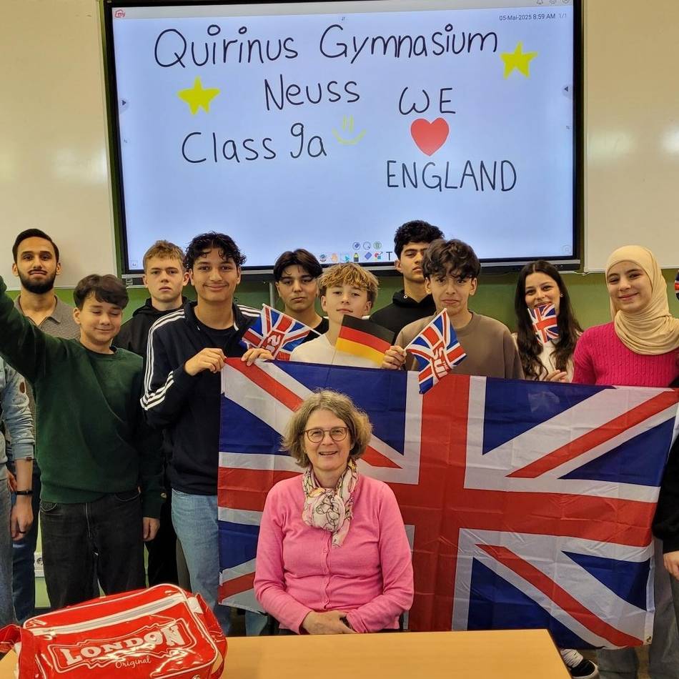 Quirinus-Gymnasium bekommt Post aus Buckingham Palace: Englands König dankt für Glückwunsch aus Neuss