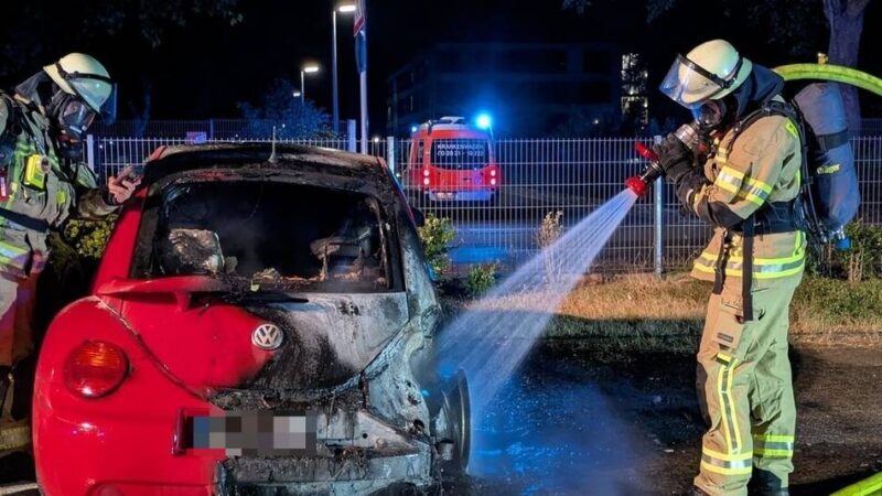War es Brandstiftung?: Rotes Auto brannte nachts in Kleve – die Polizei ermittelt