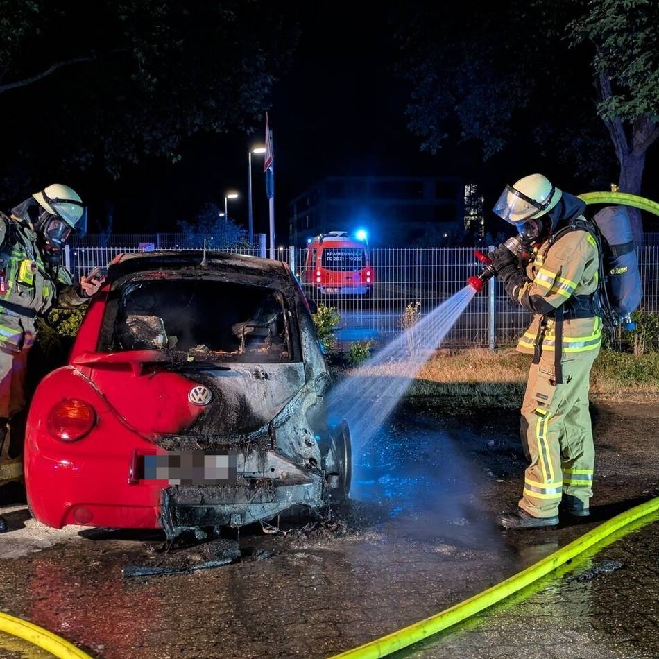 War es Brandstiftung?: Rotes Auto brannte nachts in Kleve – die Polizei ermittelt