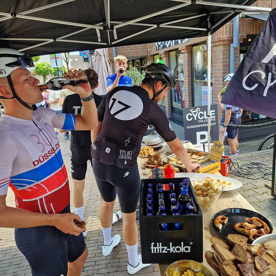 Fahrradladen Cycle Collective in Meerbusch: Hunderte Rennradfahrer legten Zwischenstopp in Osterath ein