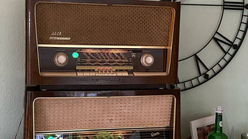 Diakoniestation in Radevormwald: Dr. Reinhold Hikl schenkt Senioren selbst restaurierte Radios