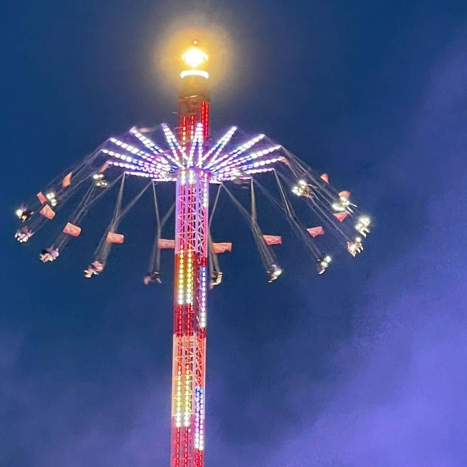 Besonderer Kettenflieger
: Pfingstkirmes in Geldern lockt mit 80 Meter hohem „Nordic Tower“