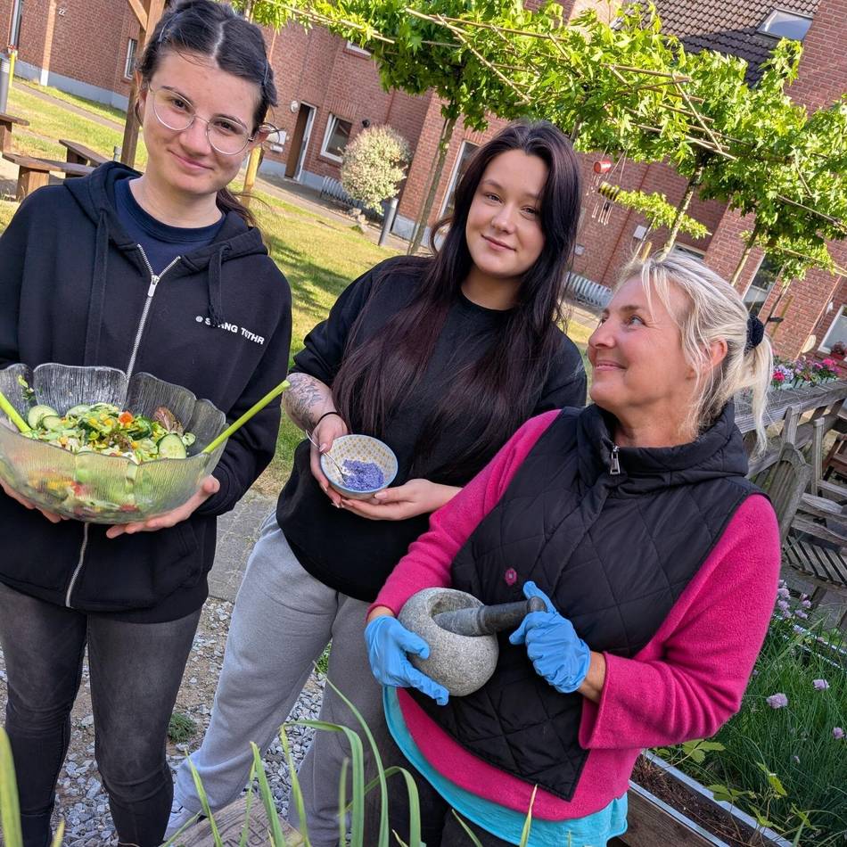 Von der Idee zur Ernte: Moerser Kochgruppe feiert ersten Paletten-Beet-Salat