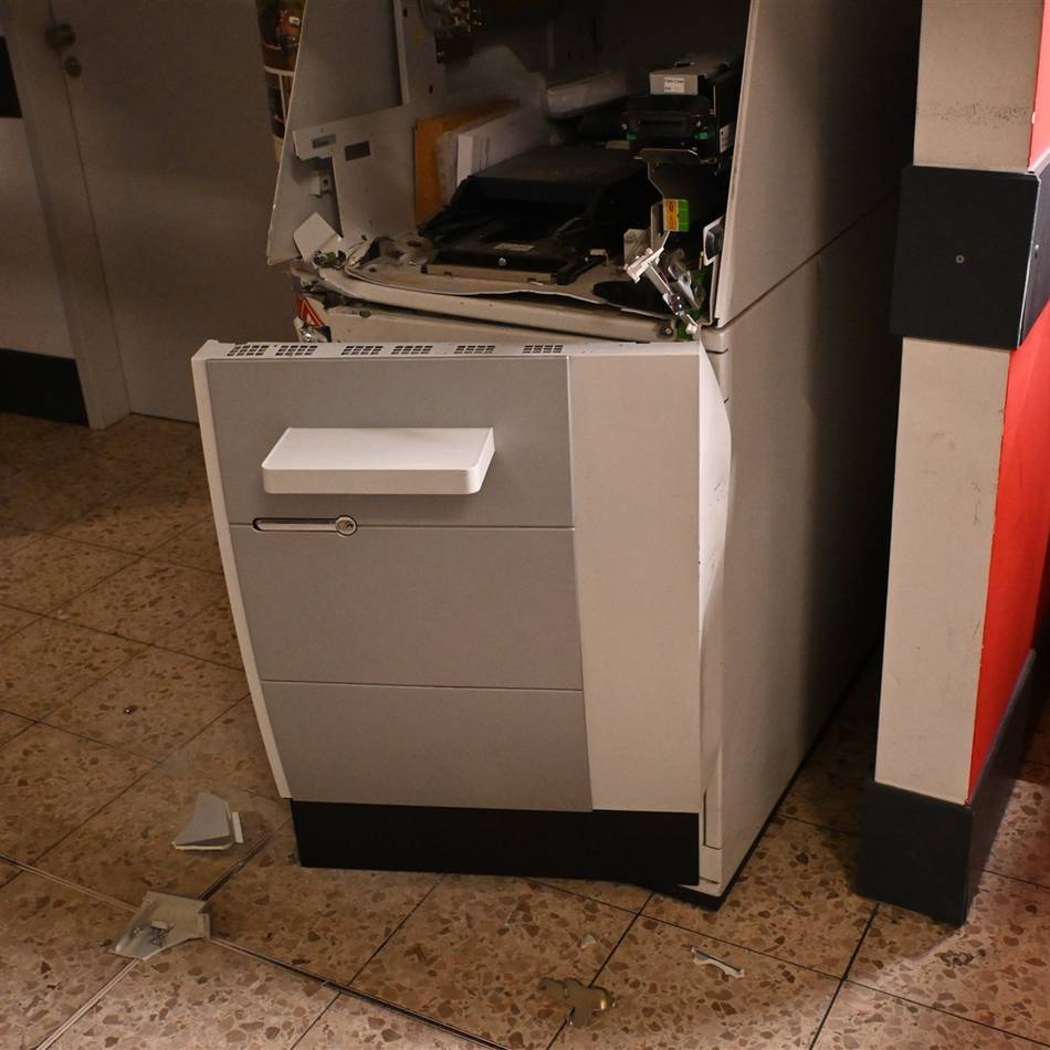 Kriminalität in Langenfeld: Versuchter Aufbruch eines Geldautomaten in einem Supermarkt