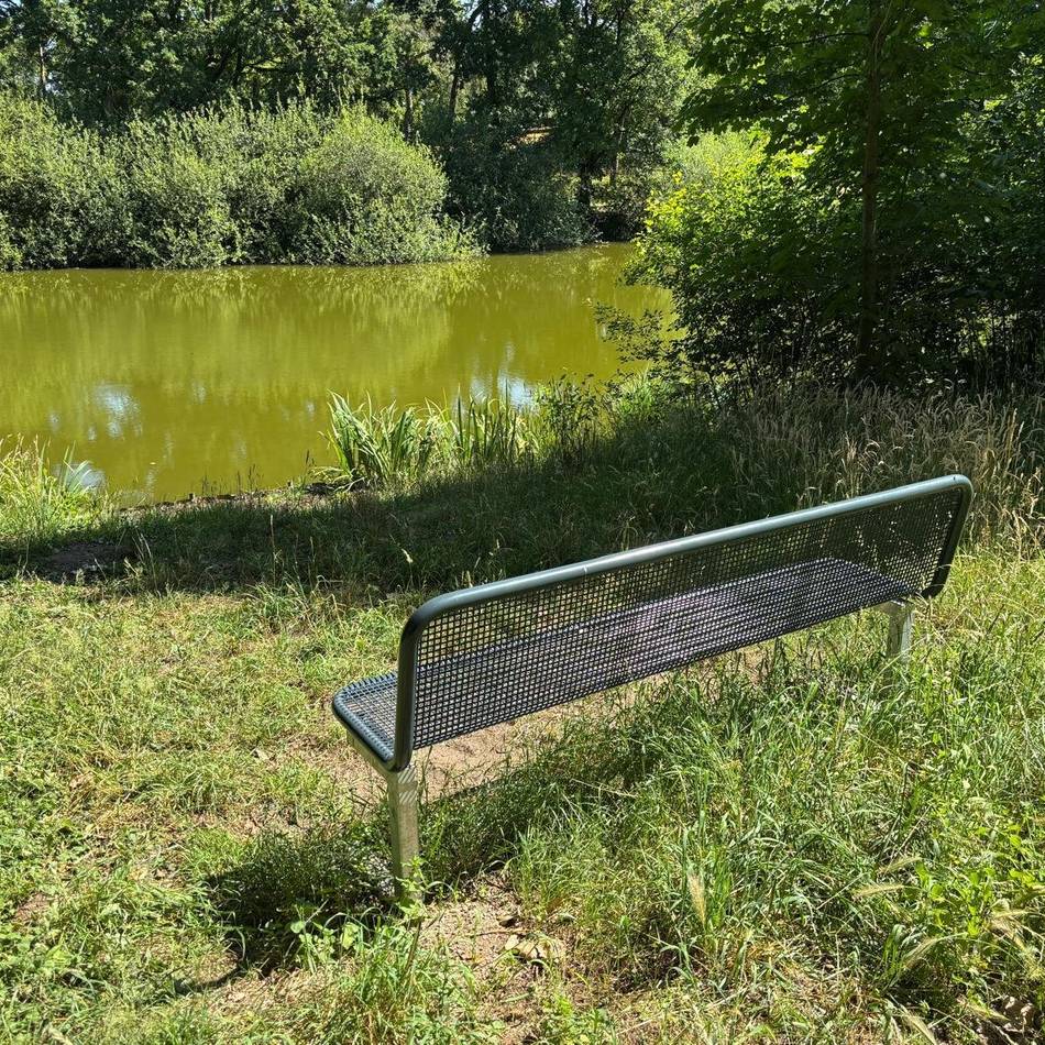 Kleiner See in Sevelen: Zwei neue Parkbänke am Ufer der „Alten Badeanstalt“