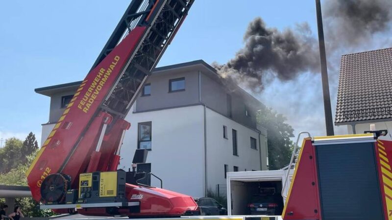 Feuerwehreinsätze in Radevormwald: Feuerwehr löscht Brand auf Dach an der Telegrafenstraße
