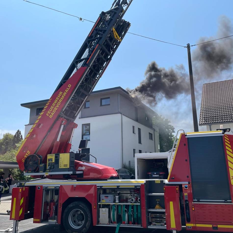 Feuerwehreinsätze in Radevormwald: Feuerwehr löscht Brand auf Dach an der Telegrafenstraße
