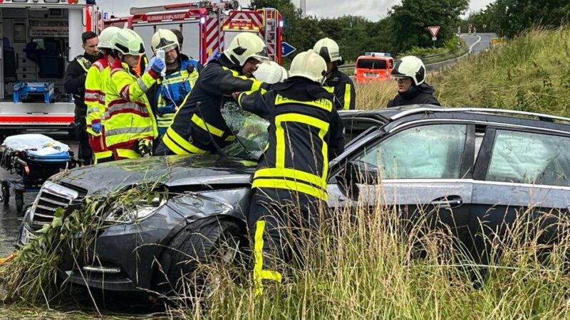 Einsatz fotografiert und gefilmt: Auto überschlägt sich auf A 57 bei Kamp-Lintfort – Beifahrerin im Fahrzeug eingeklemmt
