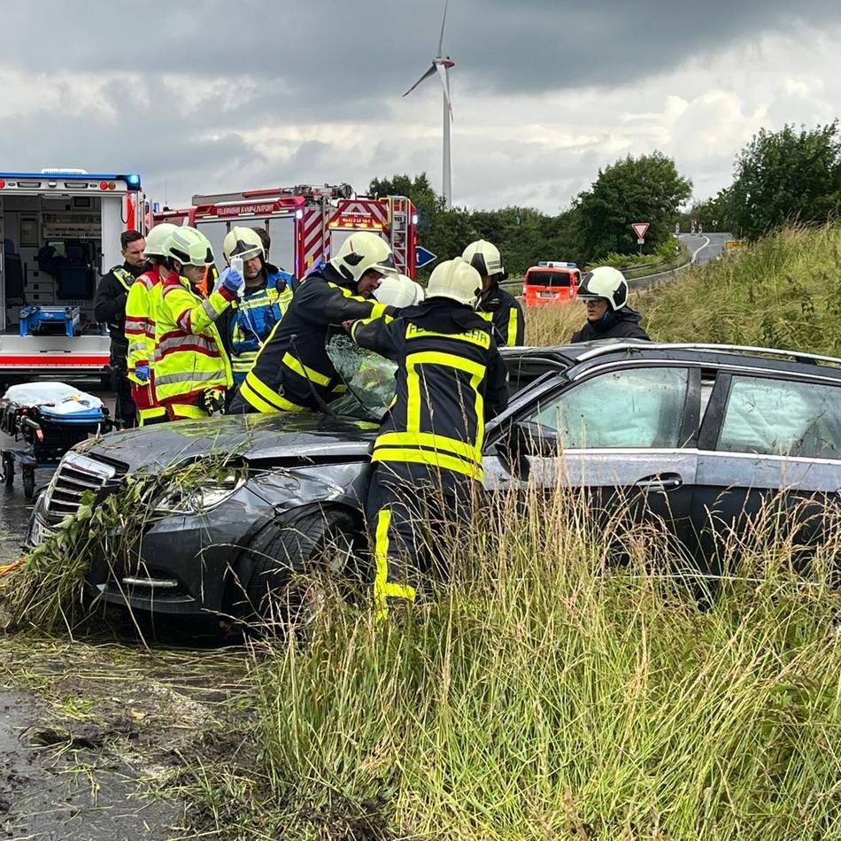 Einsatz fotografiert und gefilmt: Auto überschlägt sich auf A 57 bei Kamp-Lintfort – Beifahrerin im Fahrzeug eingeklemmt