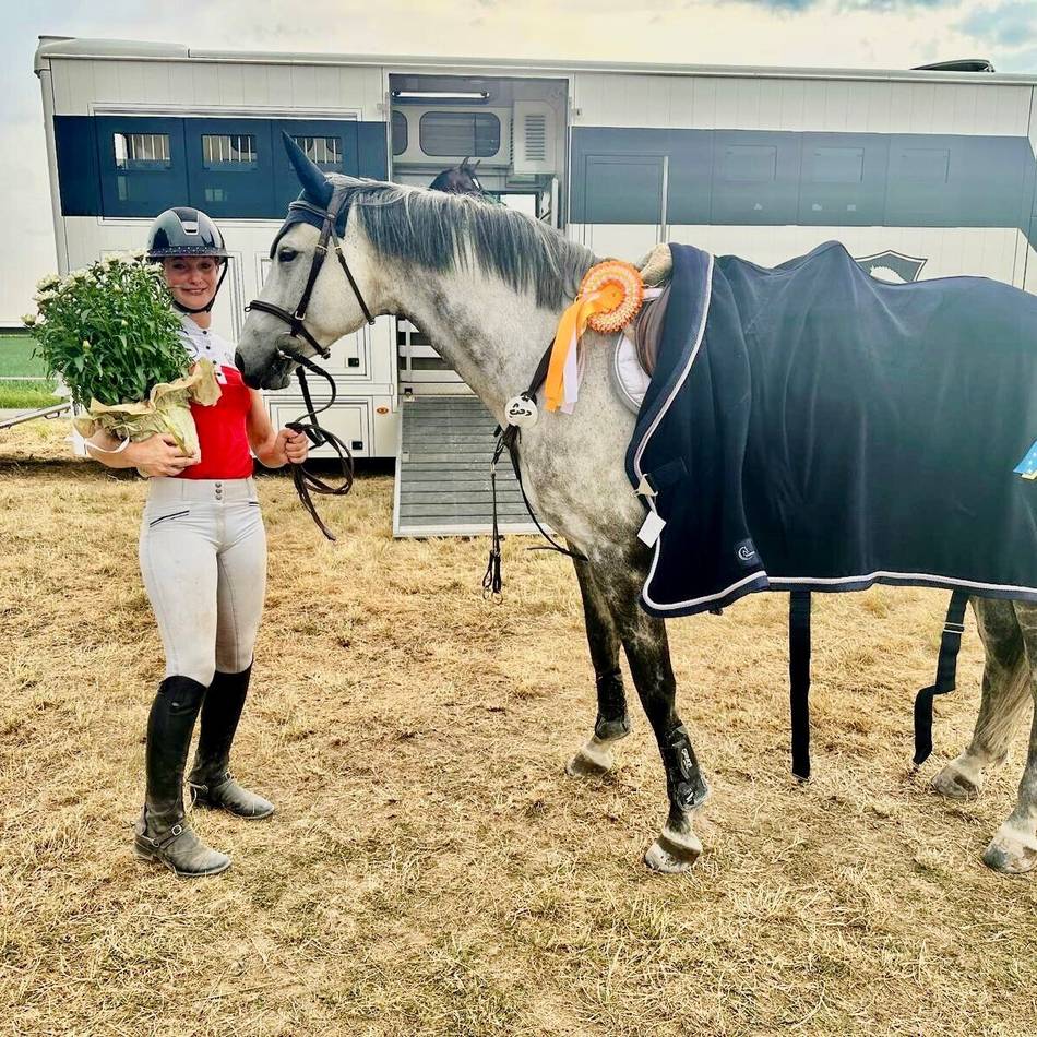 850 Euro Preisgeld für Siegerin: Malina Berchem gewinnt hochklassiges Springen bei Gut-Eichhof-Springreitertagen